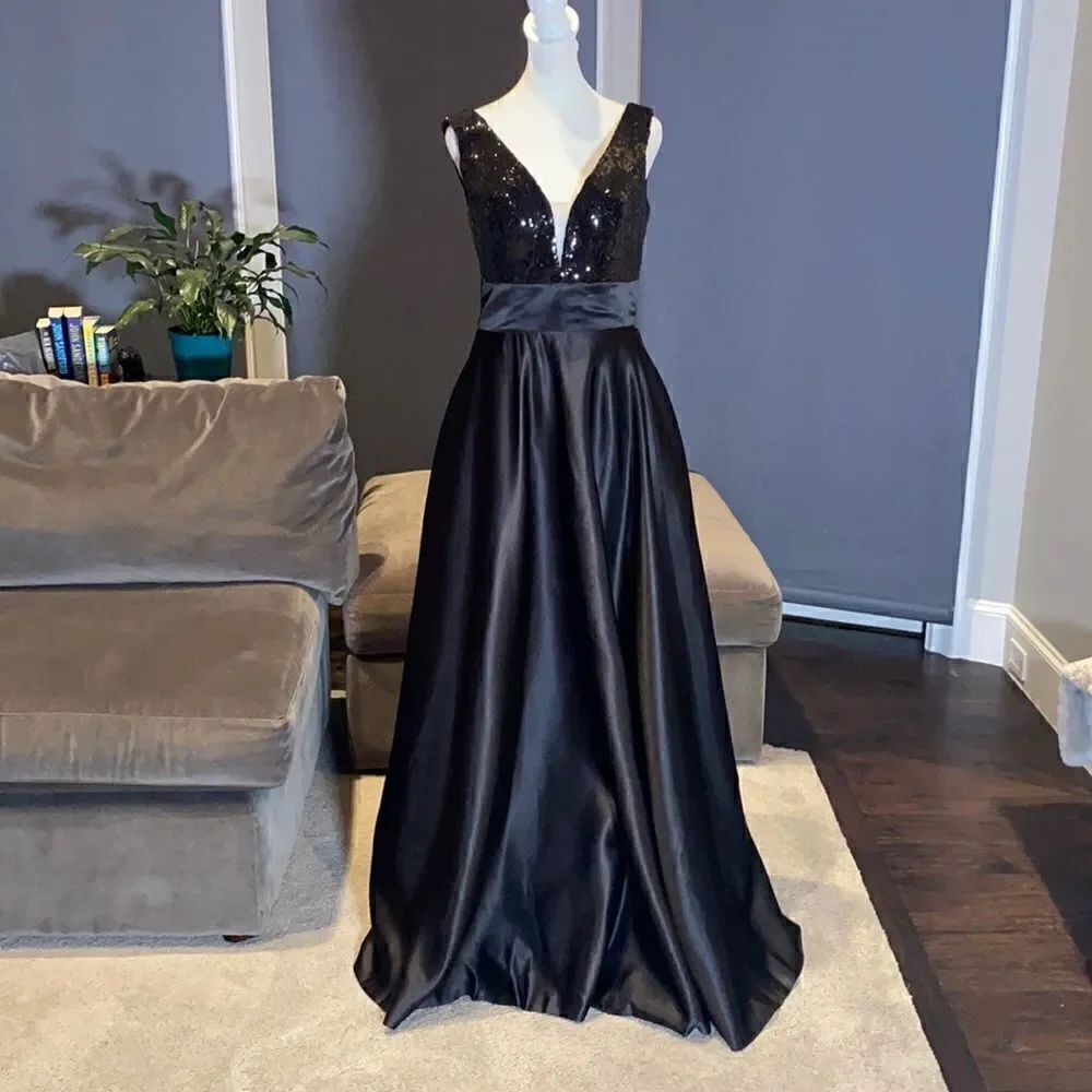 Women’s Black Full Length Sequined Bodice V-Neck Party Prom Dress Size 2 NWOT